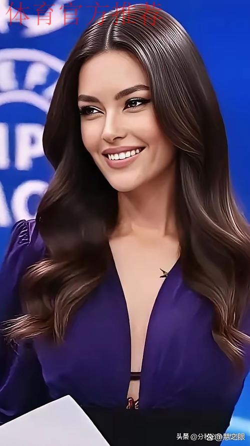 气质出众！欧冠女主持身着黑色小礼服，这就是欧洲贵妇的感觉嘛！